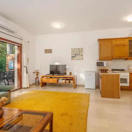 Apartamento Gorgeous In With Wifi Njivice