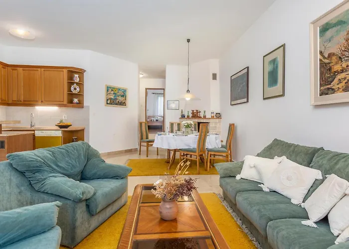 Apartament Gorgeous In With Wifi Njivice